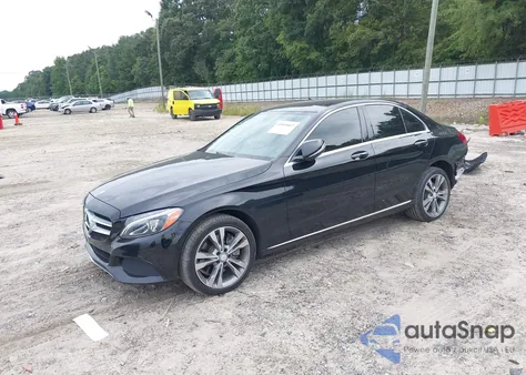 2015 Mercedes-Benz C 300 Luxury 4Matic z USA, uszkodzony, nr VIN 55SWF4KB6FU042101